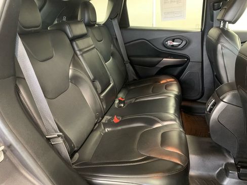 Used 2019 Jeep Cherokee Limited w/ Technology Group AWD/4WD image 28