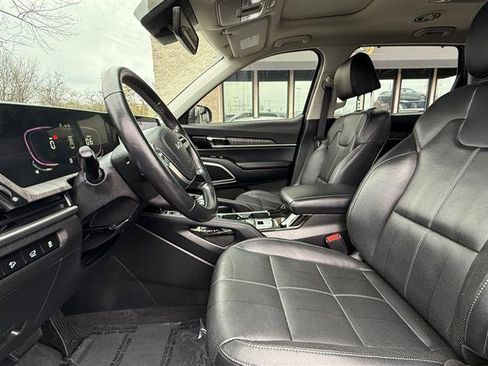 Used 2024 Kia Telluride EX w/ EX Captain's Chair Package image 10