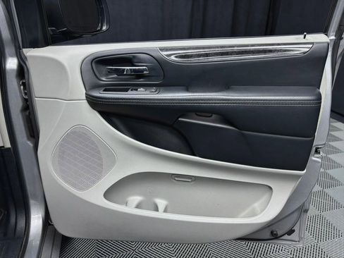 Used 2016 Chrysler Town & Country Touring w/ Driver Convenience Group image 23