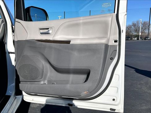 Used 2017 Toyota Sienna XLE image 26
