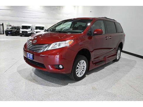 Used 2015 Toyota Sienna XLE w/ XLE Navigation Package FWD image 10