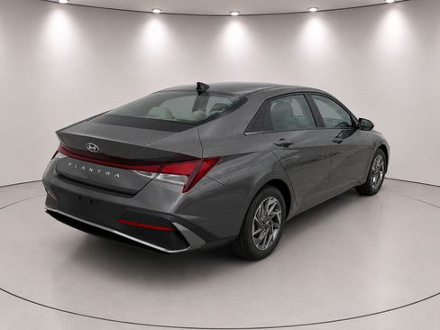 Used 2024 Hyundai Elantra SEL FWD image 6