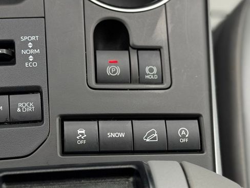 Used 2022 Toyota Highlander XLE AWD/4WD image 24