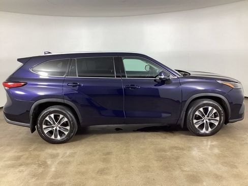 Used 2022 Toyota Highlander XLE AWD/4WD image 7