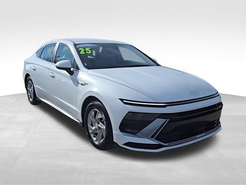 Used 2025 Hyundai Sonata SE FWD image 2