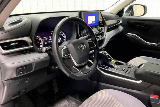Used 2023 Toyota Highlander LE AWD/4WD image 14
