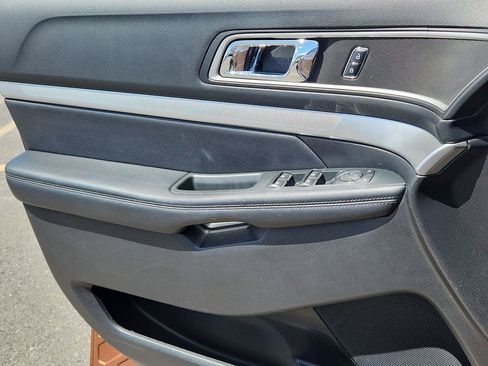Used 2017 Ford Explorer XLT AWD/4WD image 6