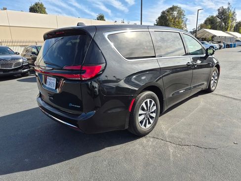 Used 2023 Chrysler Pacifica Touring-L image 7