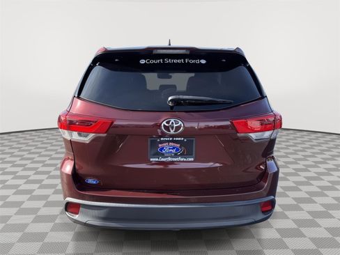 Used 2018 Toyota Highlander XLE image 2