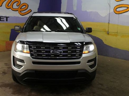 Used 2017 Ford Explorer 4WD image 3