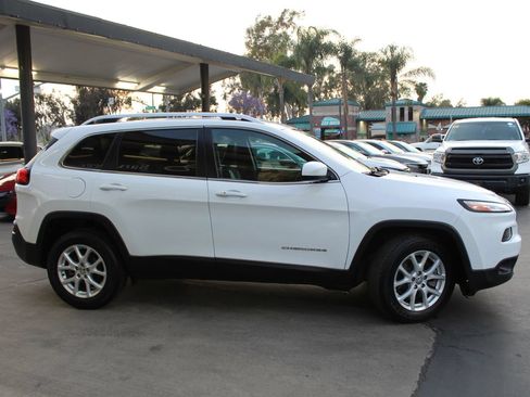 Used 2018 Jeep Cherokee Latitude Plus FWD image 6