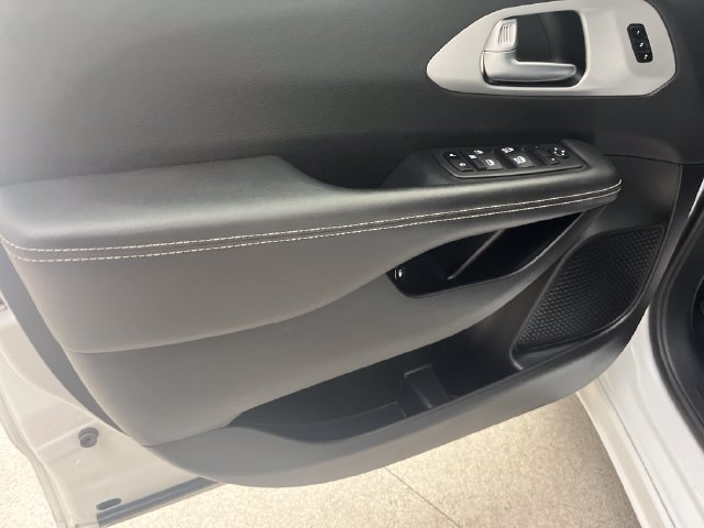 Used 2024 Chrysler Pacifica Limited FWD image 11