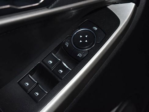 Used 2022 Ford Explorer XLT w/ Equipment Group 202A image 5