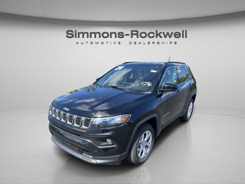 Used 2024 Jeep Compass Latitude AWD/4WD image 1