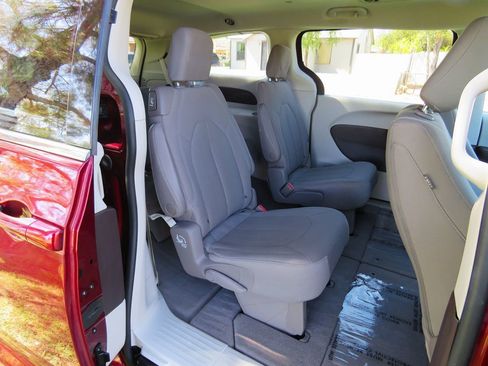 Used 2021 Chrysler Voyager LX image 17