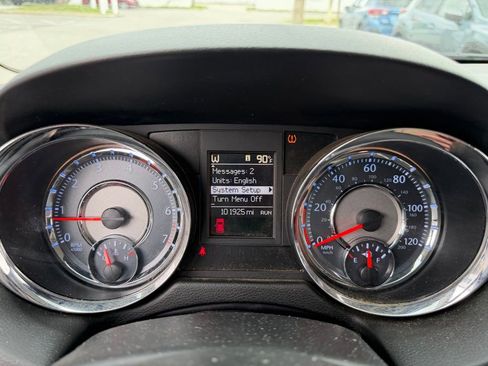 Used 2015 Chrysler Town & Country Touring FWD image 27