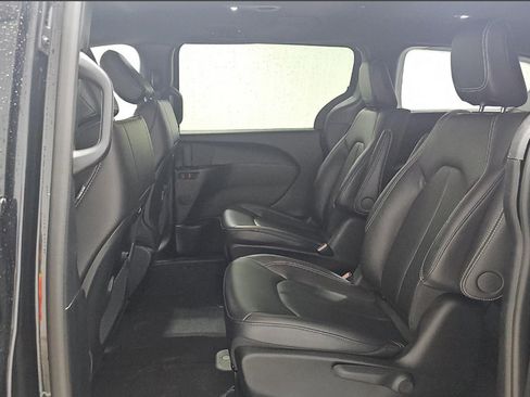 Used 2024 Chrysler Pacifica Limited FWD image 10
