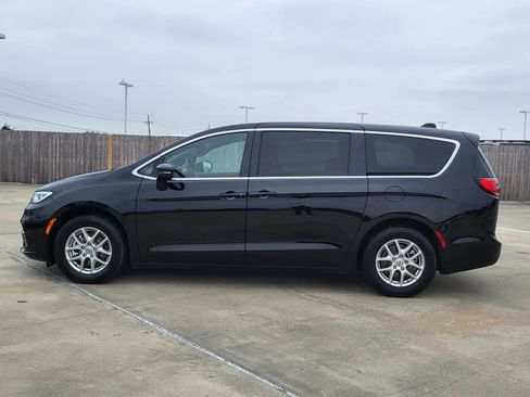 Used 2025 Chrysler Pacifica Select image 2