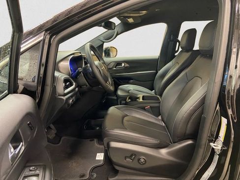 New 2026 Chrysler Pacifica Select image 10