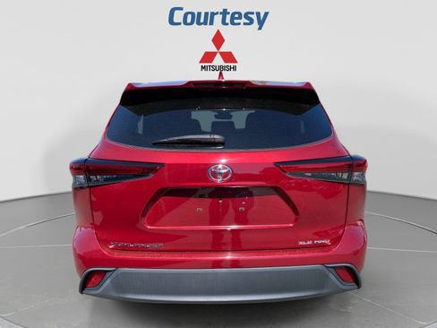 Used 2021 Toyota Highlander XLE AWD/4WD image 4