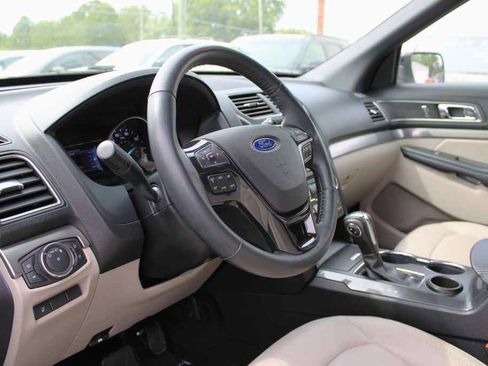 Used 2018 Ford Explorer XLT w/ Equipment Group 202A image 12