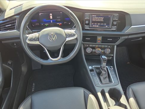Used 2023 Volkswagen Jetta SE w/ Panoramic Sunroof Package FWD image 11
