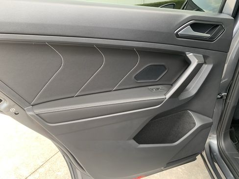 Used 2023 Volkswagen Tiguan SE w/ Panoramic Sunroof Package FWD image 28