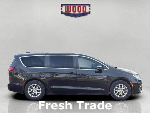 Used 2024 Chrysler Pacifica Touring-L image 6