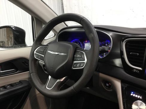 Used 2024 Chrysler Pacifica Touring-L image 34