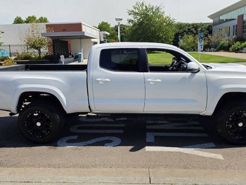 Used 2017 Toyota Tacoma TRD Sport w/ Tow Package AWD/4WD image 4