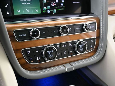 New 2025 Bentley Bentayga image 23