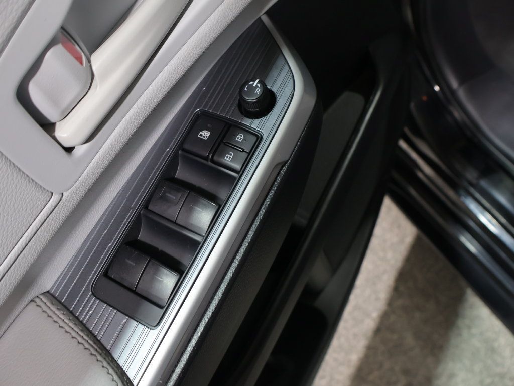 Used 2025 Toyota Sienna LE FWD image 13