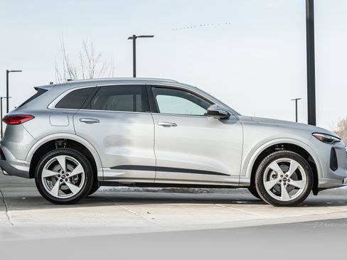 Certified 2025 Audi Q5 Premium Plus w/ Premium Plus image 3