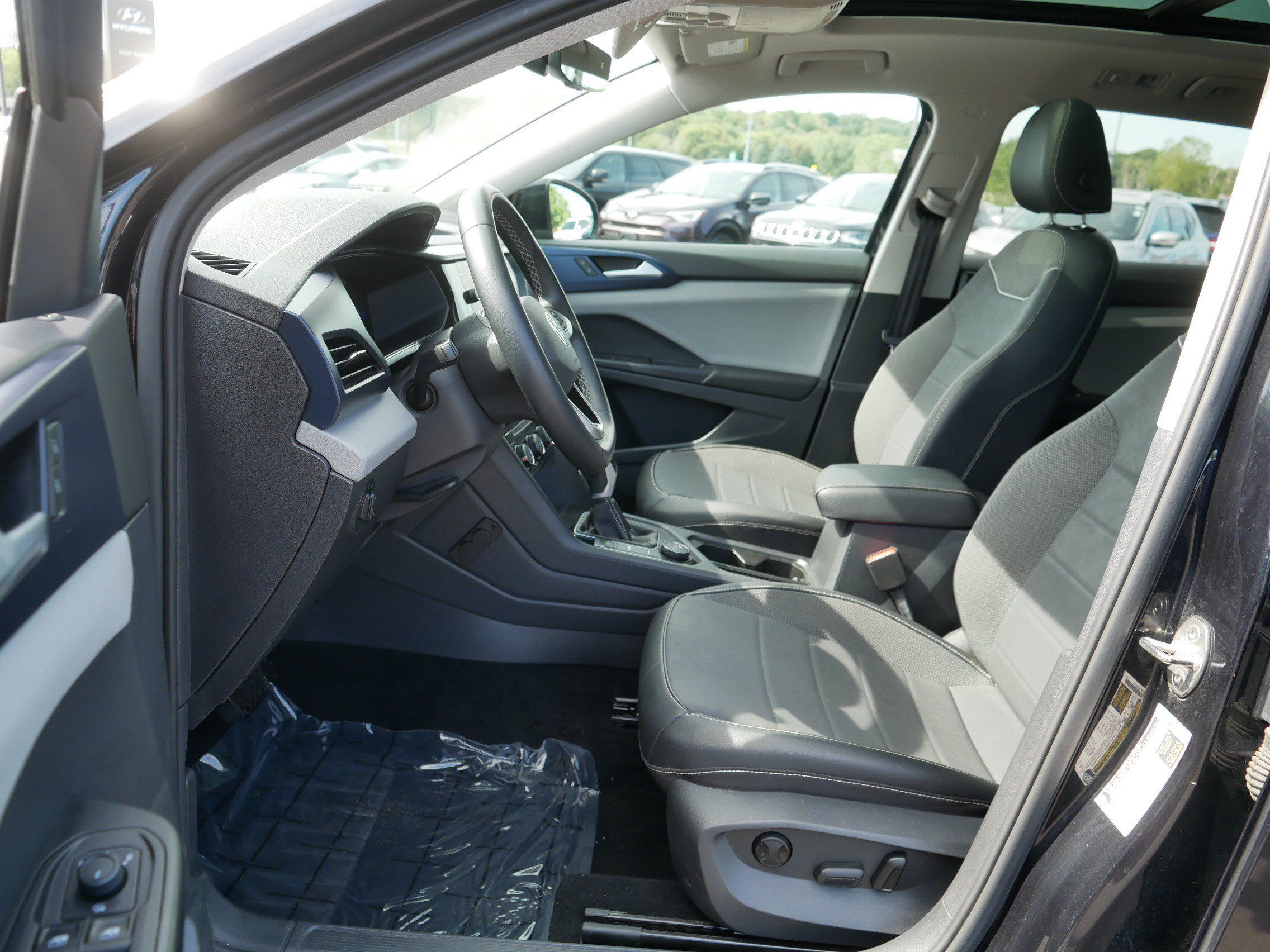 Used 2023 Volkswagen Taos SE w/ Panoramic Sunroof Package AWD/4WD image 12