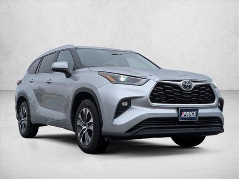 Used 2024 Toyota Highlander XLE image 3