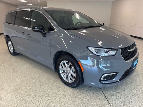 Used 2025 Chrysler Pacifica Select FWD image 3
