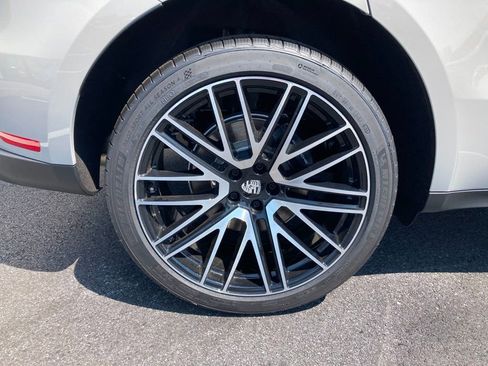 Used 2025 Porsche Macan AWD/4WD image 21