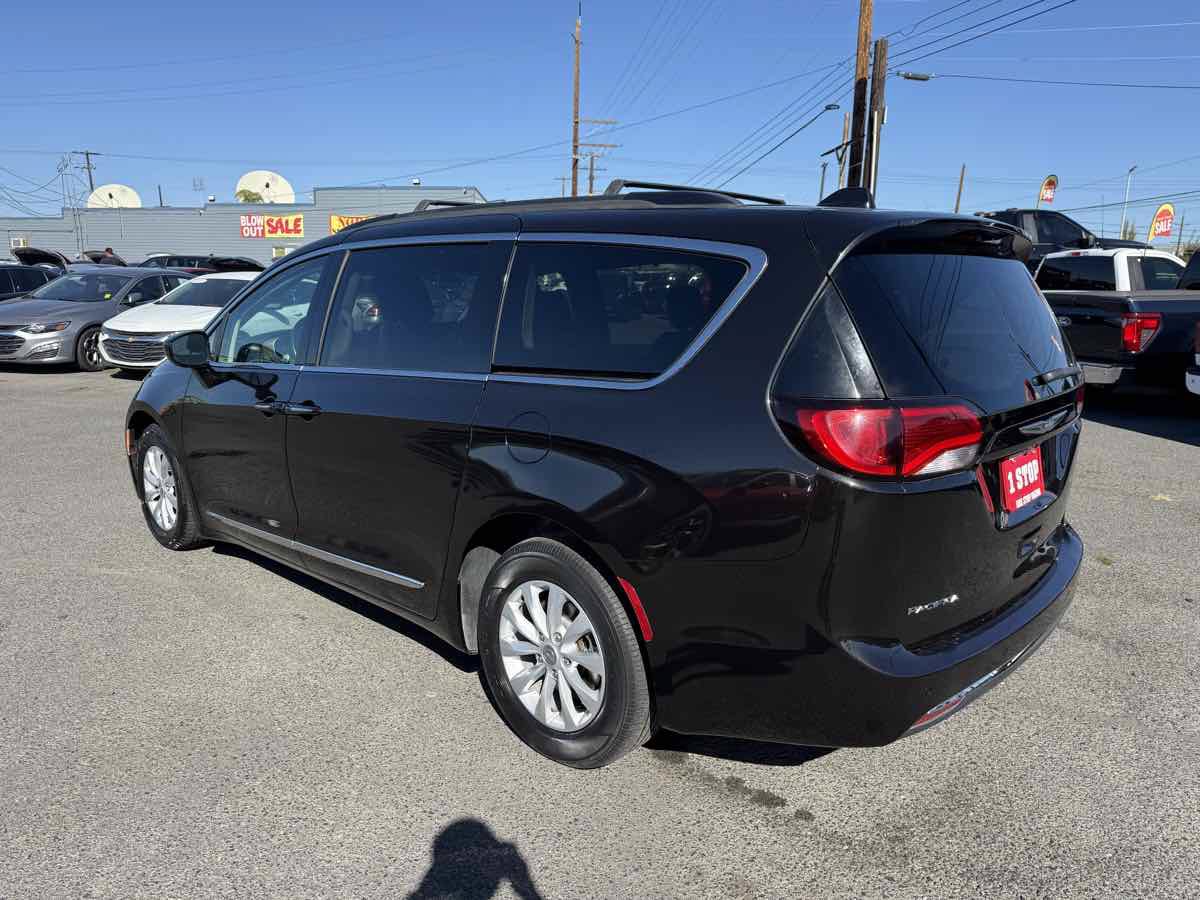 Used 2017 Chrysler Pacifica Touring-L FWD image 5