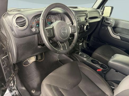 Used 2017 Jeep Wrangler Unlimited Sahara AWD/4WD image 4