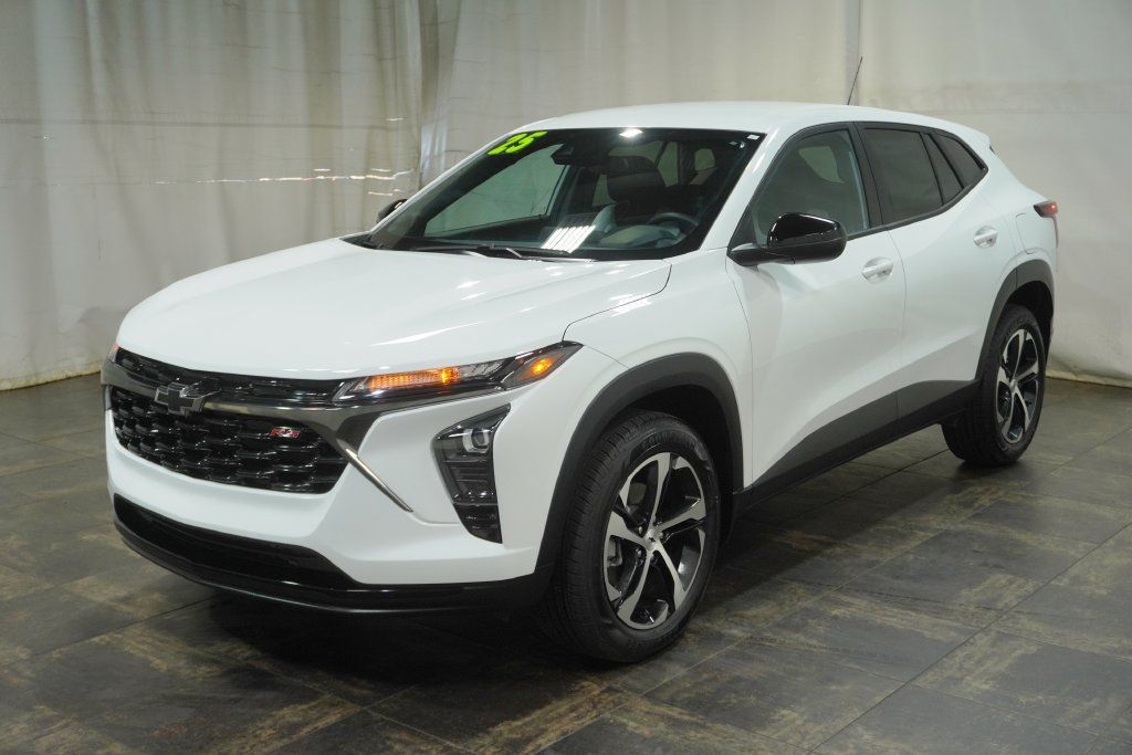 Used 2025 Chevrolet Trax RS w/ Driver Confidence Package FWD image 2
