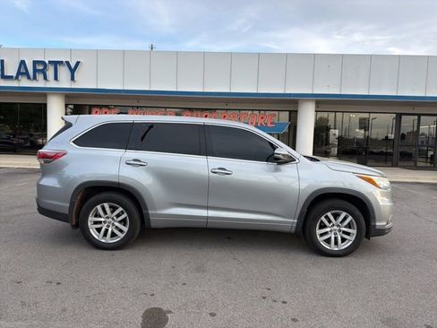 Used 2015 Toyota Highlander LE image 3