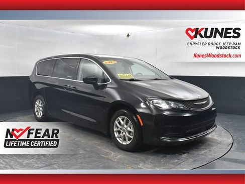 Used 2023 Chrysler Voyager LX image 1