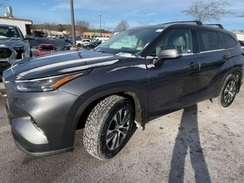 Certified 2022 Toyota Highlander XLE image 6