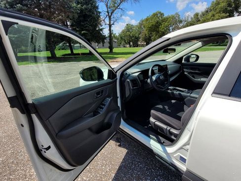 Used 2025 Nissan Rogue S image 10