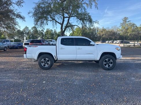 Used 2018 Toyota Tacoma TRD Sport image 6