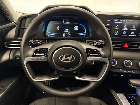 Used 2025 Hyundai Elantra SE image 30