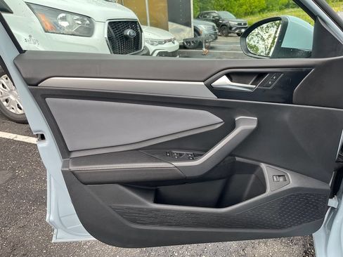 Used 2025 Volkswagen Jetta SE w/ Sunroof Package FWD image 10