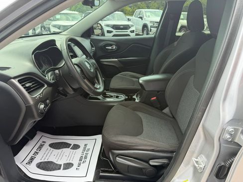 Used 2019 Jeep Cherokee Latitude w/ Popular Appearance Group FWD image 5
