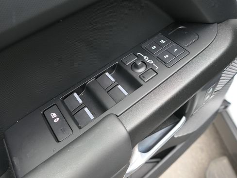 Used 2023 Land Rover Defender 110 V8 AWD/4WD image 14