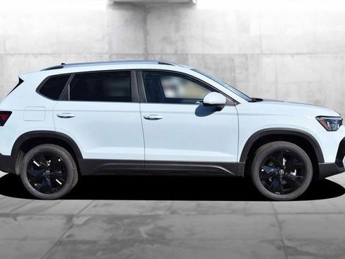 New 2026 Volkswagen Taos SE image 5